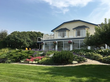 Außenansicht schönen Inns, Garten mit Bepflanzung im Vordergrund